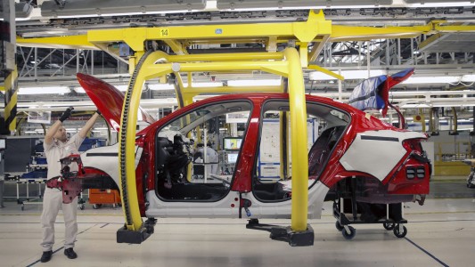 Caputo anunció una baja de aranceles e impuestos para la industria automotriz