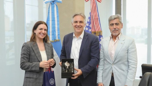 Llaryora se reunió con la agregada en Seguridad y Defensa de la Embajada de Estados Unidos en Argentina.