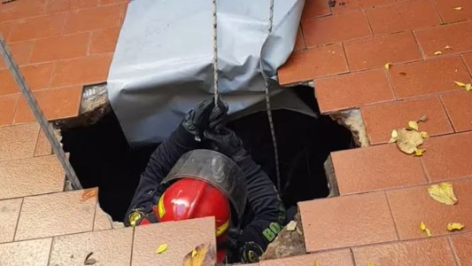 La Plata: una mujer de 85 años cayó en un pozo ciego de casi siete metros de profundidad cuando cedió el piso de su patio