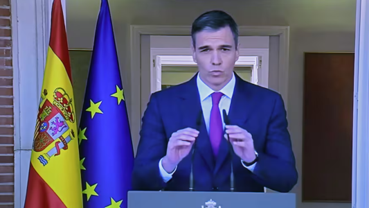 España: Pedro Sánchez anunció que seguirá y la oposición lo acusó de "tomarle el pelo" al país