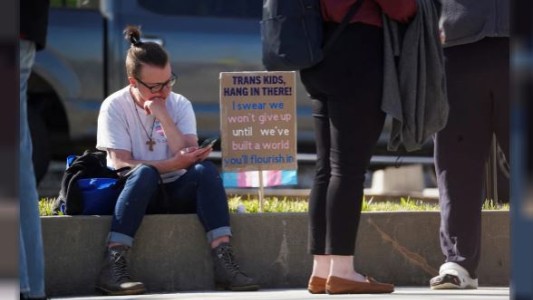 Los planes de salud públicos en Estados Unidos deberán cubrir cirugía de identidad de género