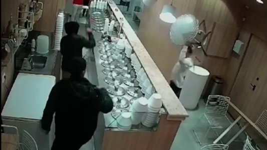 Video: feroz pelea en una reconocida heladería de Mar del Plata