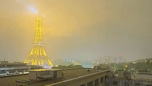 Impactantes imágenes de la Torre Eiffel siendo alcanzada por un rayo: hay un muerto