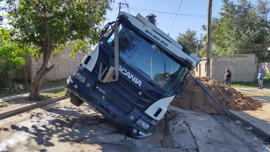 Barrio Ciudad de Mis Sueños: Colapsó una obra y se cayó un camión