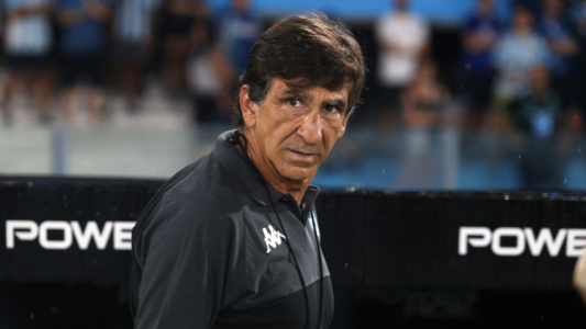 "Es entendible el enojo del hincha porque jugamos mal", admitió Costas tras la eliminación de Racing