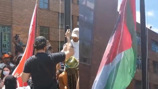 Estudiantes retiraron la bandera estadounidense del mástil y alzaron la bandera palestina