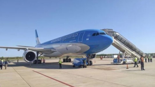 Aerolíneas Argentinas advirtió que los vuelos de este lunes podrían cambiar de horario