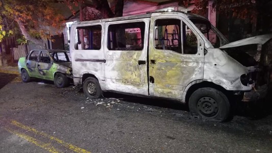Video: incendiaron los autos de un hombre luego de una discusión familiar