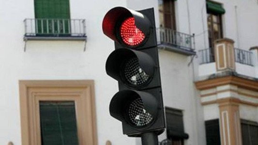 $800.000 por cruzar en rojo y $402.000 por estacionar mal: los precios de las multas