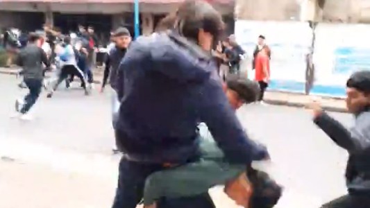 Salvaje enfrentamiento entre estudiantes en pleno centro de Tucumán