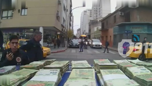 Video: detuvieron a un hombre con más de $4 millones en el centro de Córdoba