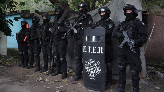 Video: 15 detenidos durante múltiples allanamientos en Villa La Tela