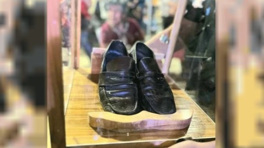 El Museo Padre Mugica, un lugar para conocer su historia y conmoverse ante sus zapatos y su pantalón manchado con sangre