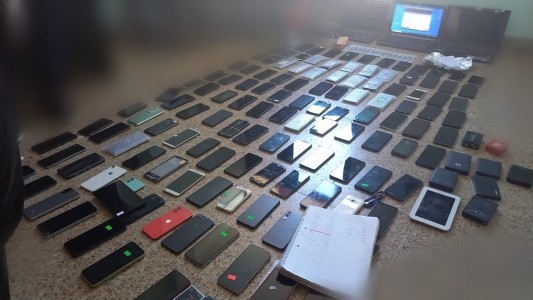 Detuvieron a dos personas con más de 130 celulares robados en barrio Centro