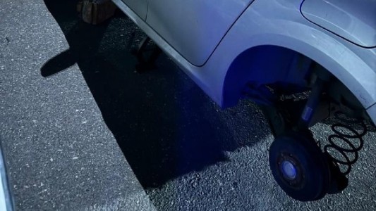 Le robaron las ruedas del vehículo a un médico del Hospital de Niños