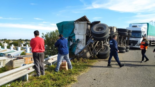 Un camión cargado de azúcar volcó en Av. Circunvalación