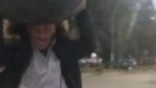 Video: Robó una rueda y se la arrojó al parabrisas del vehículo de quien lo escrachó