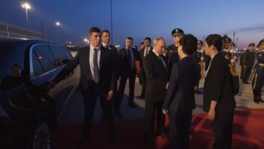 Putin llegó a China en su primera visita oficial luego de su nueva investidura