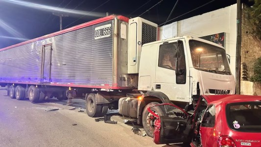 Un camión con acoplado chocó contra un auto: un herido