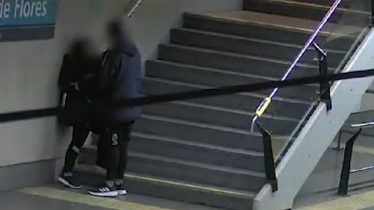 Video: agredió a su pareja en la estación de subte y fue detenido