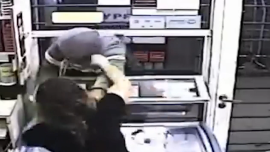 Una kiosquera boxeó al ladrón que intentó meterse por la ventana
