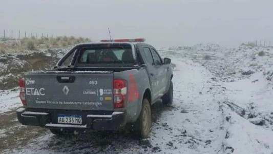 Altas Cumbres: camino cerrado por nieve y hielo en la calzada