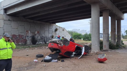 Impactante accidente en Córdoba: se durmió, cayó 10 metros al vacío y sobrevivió