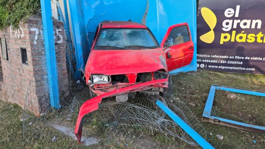 Un joven de 18 años perdió el control y se estrelló contra una fábrica de piscinas