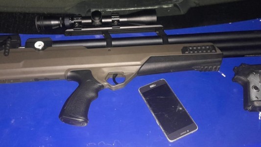 Llevaban armas e inhibidores y fueron detenidos