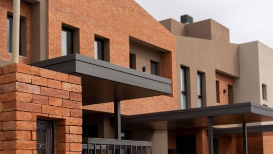 Pilay presentó el pasado miércoles su “casa modelo” en Verbenas Housing y celebra la entrega de la primera etapa