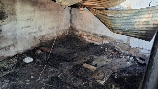 Una familia sufrió la pérdida total de su hogar por un incendio que habría ocasionado el padre