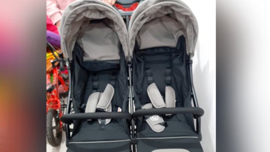 Una pareja tuvo trillizas, una murió y dos estuvieron inernadas casi 3 meses: les robaron el cochecito doble de su auto