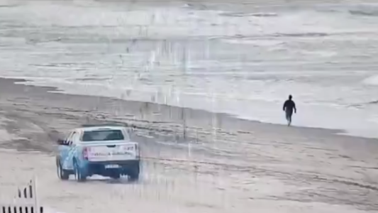 Video: robó, lo persiguió la Policía y se metió al mar para escapar
