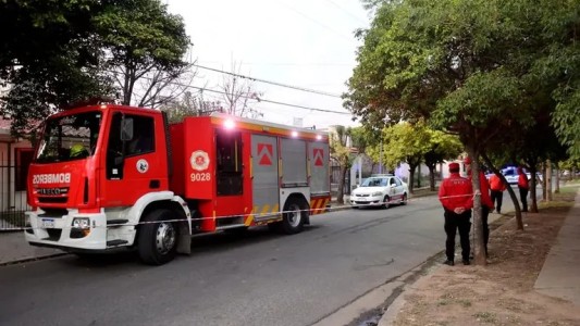 Bomberos rescataron a un hombre atrapado entre las llamas en Barrio Poeta Lugones
