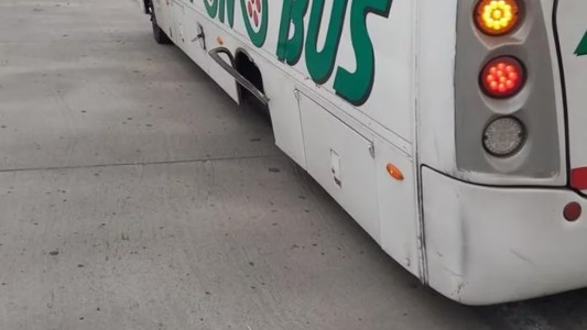 Un colectivo perdió sus dos ruedas en plena Av. Circunvalación