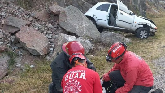 Nuevo accidente en Villa Carlos Paz: una automovilista resultó herida tras impactar contra la montaña