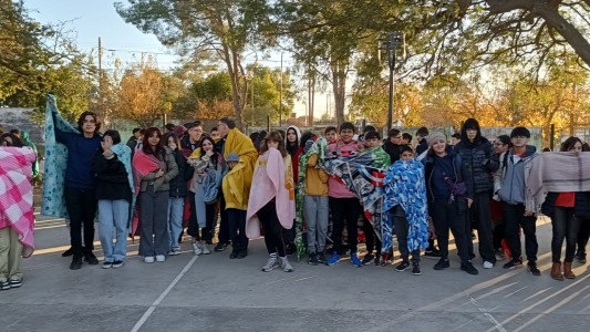 El "frazadazo”: el Ipem Perito Moreno se las ingenia para combatir el frío