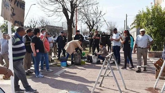Tiraron comida a la basura en medio de una protesta de municipales en Devoto