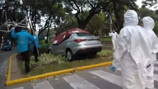 Un auto se estrelló contra una plazoleta en Parque Patricios: el conductor murió