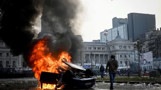 Las lágrimas del periodista al que le quemaron el móvil: "No quiero este país para mis hijos"