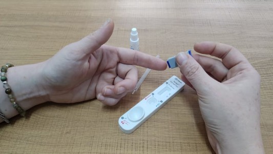 El Laboratorio Central de Córdoba aprobó un autotest de VIH: modo de uso, forma de adquirirlo y precio