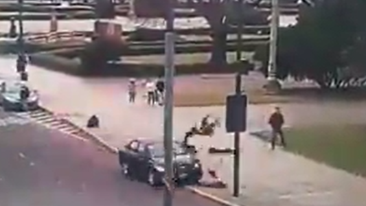 Un conductor se distrajo con el celular y atropelló a dos barrenderas