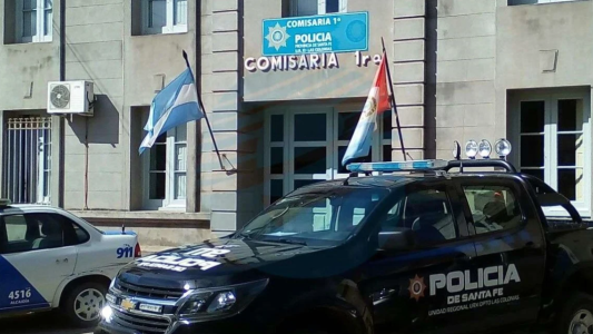 Escándalo en Santa Fe: una policía y un preso se filmaron teniendo sexo en una celda de la comisaría