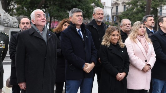 Día de la Bandera: Passerini encabezó el izamiento de la insignia patria en la plaza San Martín