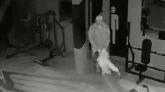 Se escondió en el trabajo de su ex, la dejó inconsicente a golpes, se la llevó y la tuvo secuestrada