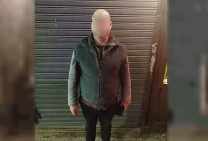 Un delivery se enojó porque el pedido tardaba, destrozó el local y fue detenido