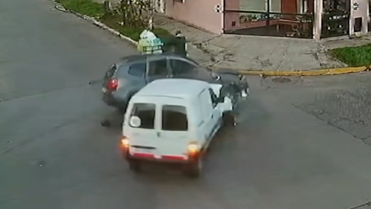 Video: le pasó un auto por encima y se salvó