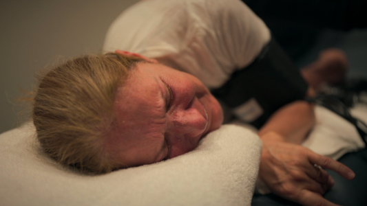 Celine Dion: el duro video del momento en que sufre una crisis del Síndrome de la persona rígida, en su documental