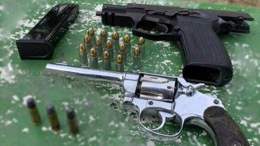 Córdoba: circulaban en un vehículo con armas de fuego y quedaron detenidos