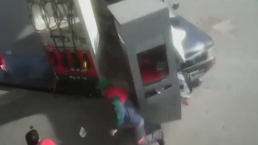 Video: lo perseguían por irse sin pagar, atropelló a un playero y casi choca un surtidor